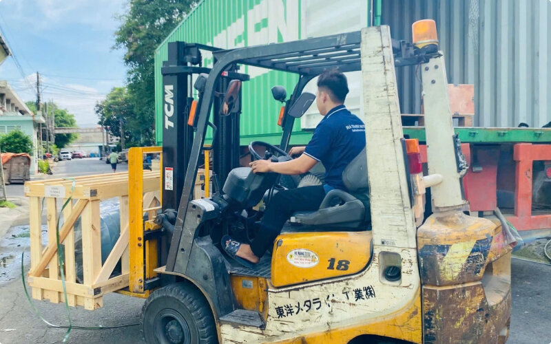 Hàng hóa được vận chuyển bằng xe nâng một cách nhanh chóng