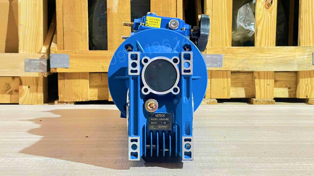 Hộp giảm tốc 3 cấp (2 UDL 1.5kW và 1 NMRV 75)