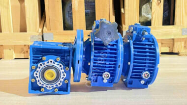 Hộp giảm tốc 3 cấp (2 UDL 1.5kW và 1 NMRV 75)