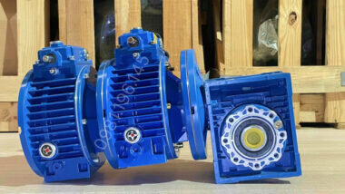 Hộp giảm tốc 3 cấp (2 UDL 1.5kW và 1 NMRV 75)