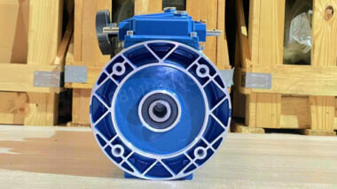 Hộp giảm tốc 3 cấp (2 UDL 2.2kW và 1 NMRV 75)