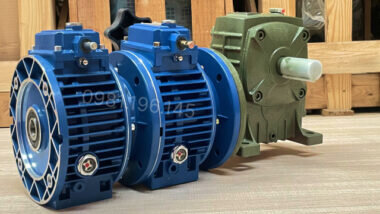 Hộp giảm tốc 3 cấp (2 UDL 2.2kW và 1 WPDA 120)