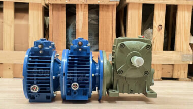 Hộp giảm tốc 3 cấp (2 UDL 1.5kW và 1 WPDA 80)