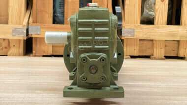 Hộp giảm tốc 3 cấp (2 UDL 1.5kW và 1 WPDA 80)