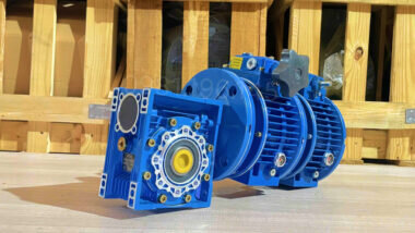Hộp giảm tốc 3 cấp (2 UDL 1.5kW và 1 NMRV 75)