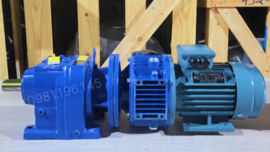 Motor giảm tốc 2 cấp UDL 0.37kW - R37