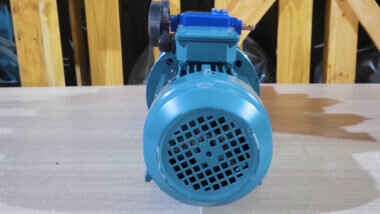 Motor giảm tốc 3 cấp (2 UDL 0.8kW và 1 NMRV 63)