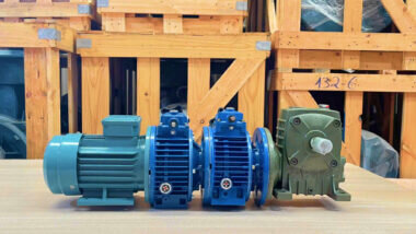 Motor giảm tốc 3 cấp (2 UDL 0.8kW và 1 WPDA 70)