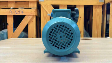 Motor giảm tốc 3 cấp (2 UDL 0.8kW và 1 WPDA 70)