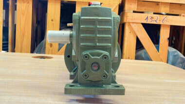 Motor giảm tốc 3 cấp (2 UDL 0.8kW và 1 WPDA 70)