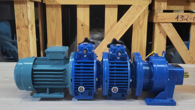 Motor giảm tốc 3 cấp (2 UDL 1.5kW và 1 Cycloid X3)