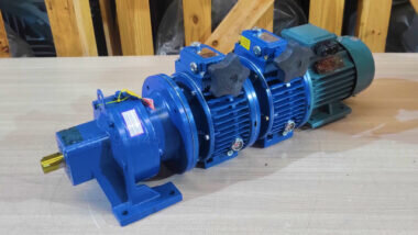Motor giảm tốc 3 cấp (2 UDL 2.2kW và 1 Cycloid X4)