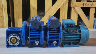 Motor giảm tốc 3 cấp (2 UDL 2.2kW và 1 NMRV 75)