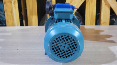 Motor giảm tốc 3 cấp (2 UDL 2.2kW và 1 NMRV 75)