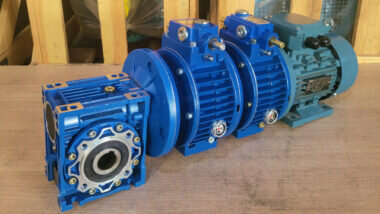 Motor giảm tốc 3 cấp (2 UDL 2.2kW và 1 NMRV 75)