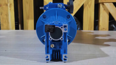 Motor giảm tốc 3 cấp (2 UDL 2.2kW và 1 NMRV 75)