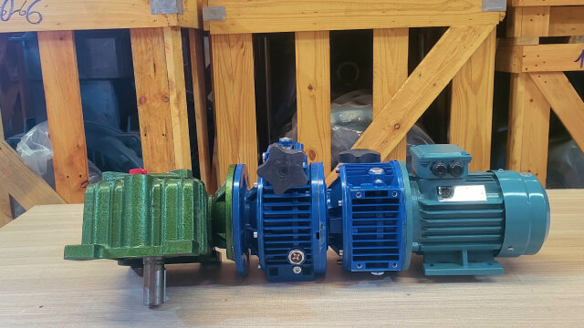 Motor giảm tốc 3 cấp (2 UDL 0.8kW và 1 WPDX 70)