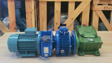 Motor giảm tốc 3 cấp (2 UDL 0.8kW và 1 WPDX 70)