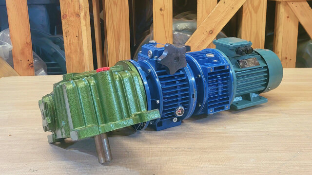 Motor giảm tốc 3 cấp (2 UDL 0.8kW và 1 WPDX 70)
