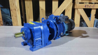 Motor giảm tốc 2 cấp UDL 2.2kW - R67