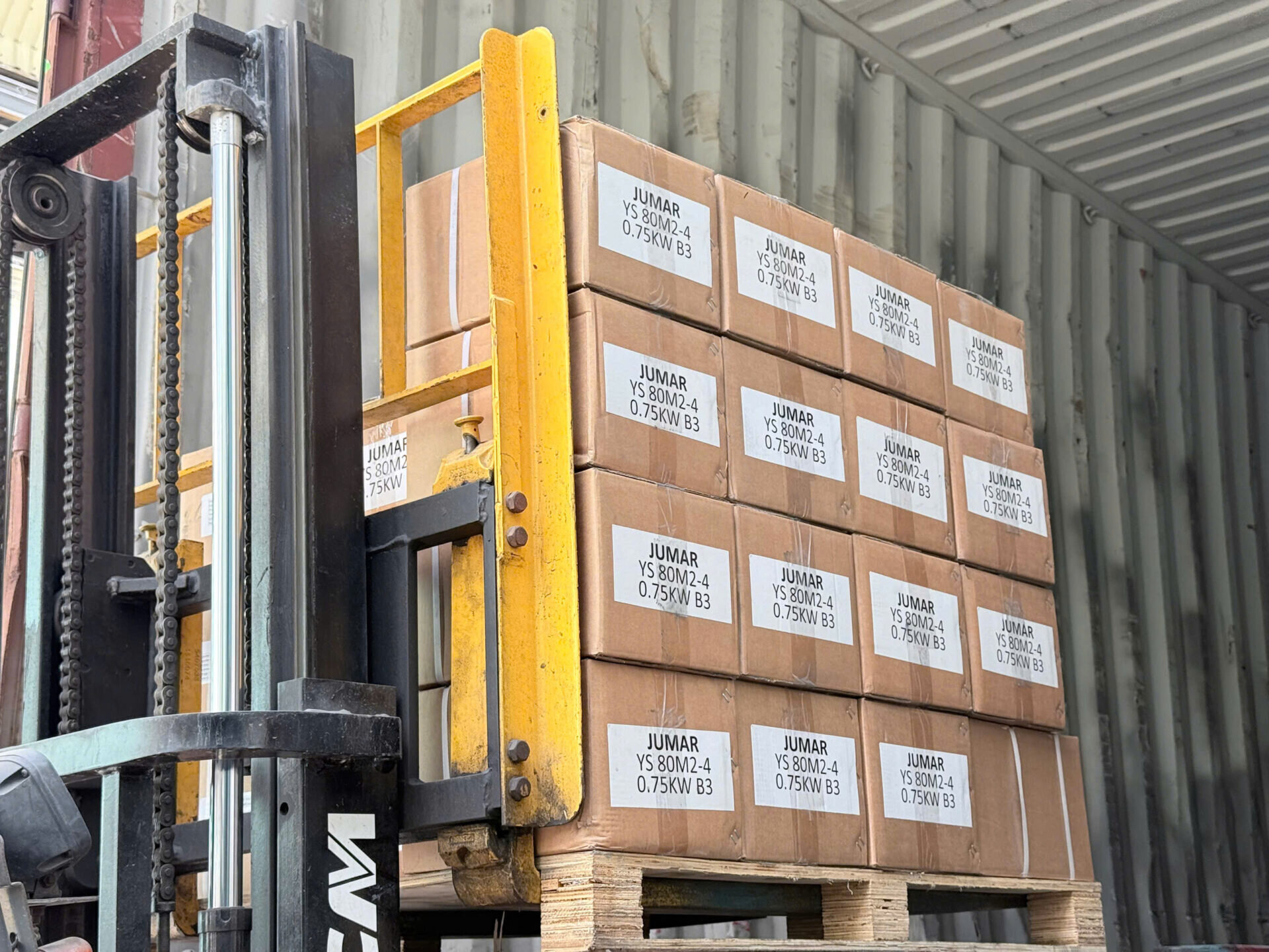 Lấy hàng động cơ điện từ container bằng xe nâng