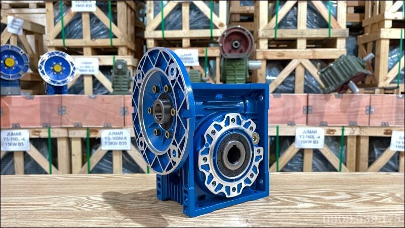 Khi motor truyền chuyển động vào hộp số motor, hệ thống bánh răng này sẽ làm giảm tốc độ quay ở trục ra.