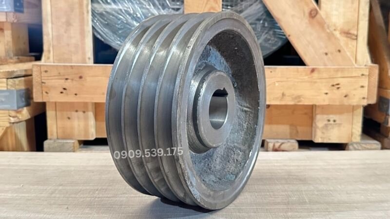 Puly là bộ phận truyền động dùng để truyền lực và chuyển hướng chuyển động giữa các trục thông qua dây đai.