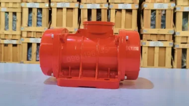 Góc nhìn mặt bên Động cơ rung đầm rung 3kW thể hiện rõ thân động cơ và hệ thống tản nhiệt
