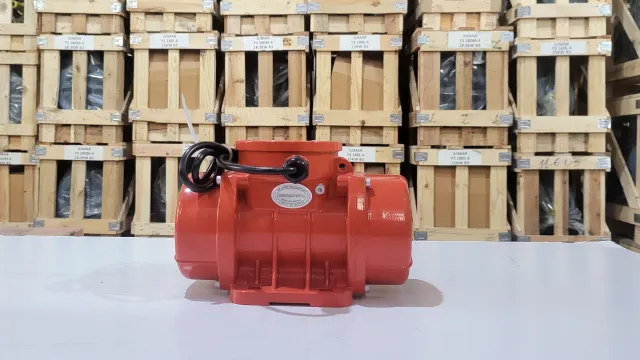 Góc nhìn mặt bên Động cơ rung đầm rung mini 0.04kW