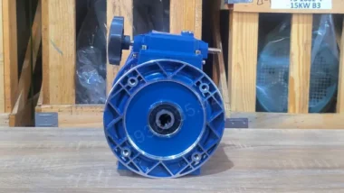 Hộp giảm tốc 2 cấp UDL 0.8kW R47 góc chụp trực diện phía motor