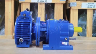 Hộp giảm tốc 2 cấp UDL 2.2kW R67 góc chụp ngang bên phải