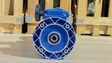 Hộp giảm tốc 3 cấp 2 UDL 0.8kW và 1 R47 góc chụp trực diện phía motor