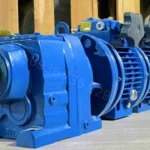 Hộp giảm tốc 3 cấp 2 UDL 2.2kW và 1 R67 góc chụp 3/4 phía trước