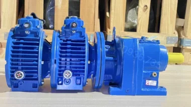 Hộp giảm tốc 3 cấp 2 UDL 2.2kW và 1 R67 góc chụp ngang bên trái