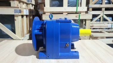 Góc nhìn mặt bên Hộp giảm tốc tải nặng trục thẳng R 90kW 125Hp