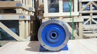 Góc nhìn mặt bích Hộp giảm tốc tải nặng trục thẳng R 90kW 125Hp