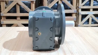Góc nhìn mặt bên Hộp giảm tốc tải nặng trục vuông góc K 15kW 20Hp