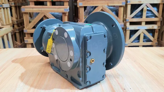 Góc nhìn mặt sau Hộp giảm tốc tải nặng trục vuông góc K 2.2kW 3Hp