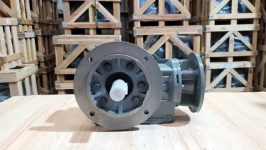 Góc nhìn đầu trục Hộp giảm tốc tải nặng trục vuông góc K 2.2kW 3Hp