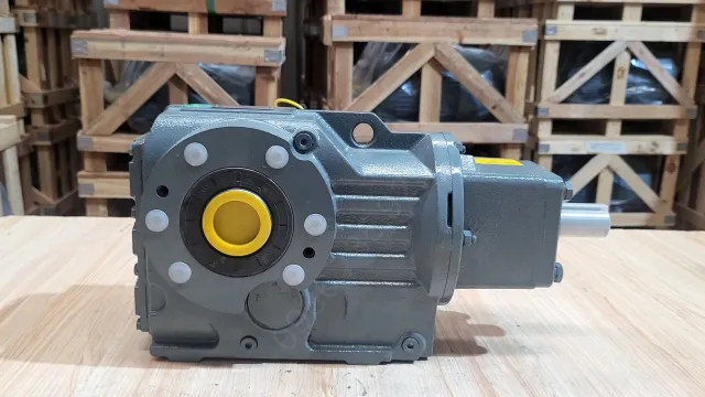 Hộp giảm tốc tải nặng trục vuông góc S 2.2kW 3HP góc chính diện