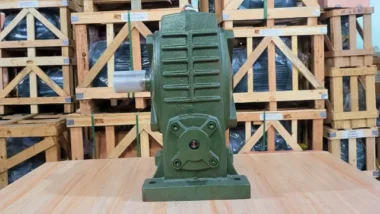 Góc bên trái của hộp giảm tốc trục vít WPA 120