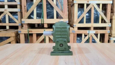 Góc bên trái của hộp giảm tốc trục vít WPA 70