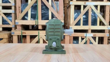 Góc bên phải của hộp giảm tốc trục vít WPA 70