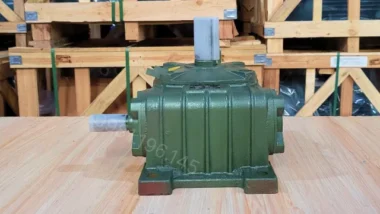 Góc trái của hộp giảm tốc trục vít WPO 120