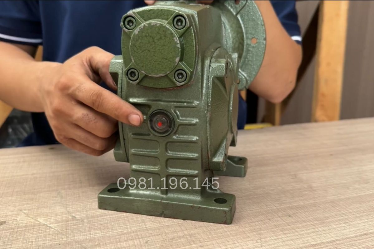 Kiểm tra dầu và cơ cấu truyền động khi hộp số bị kẹt