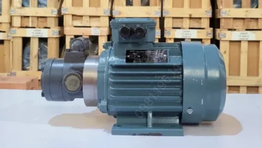 Góc nhìn mặt bên Máy bơm dầu thủy lực 0.75kW 1Hp thể hiện rõ thân motor và cụm bơm