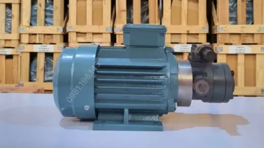 Góc nhìn mặt bên đối diện Máy bơm dầu thủy lực 0.75kW 1Hp với kết cấu cân đối