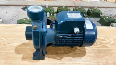 Góc nhìn phía trên Máy bơm nước 1 pha 0.37kW 0.5Hp