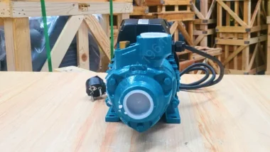 Góc nhìn mặt trước Máy bơm nước đẩy cao 11kW 15Hp