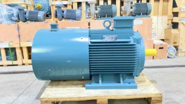 Góc nhìn mặt bên đối diện Motor biến tần 3 pha 110kW 150Hp với kết cấu chắc chắn